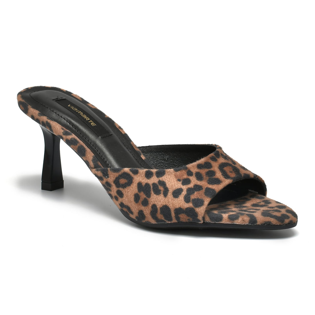 Tamanco Via Marte animal print em ângulo que mostra o ajuste e design